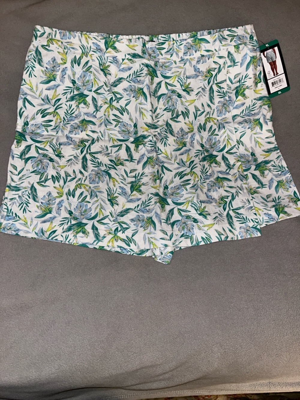 Ellen Tracy White Tropical Leaf Print Skort